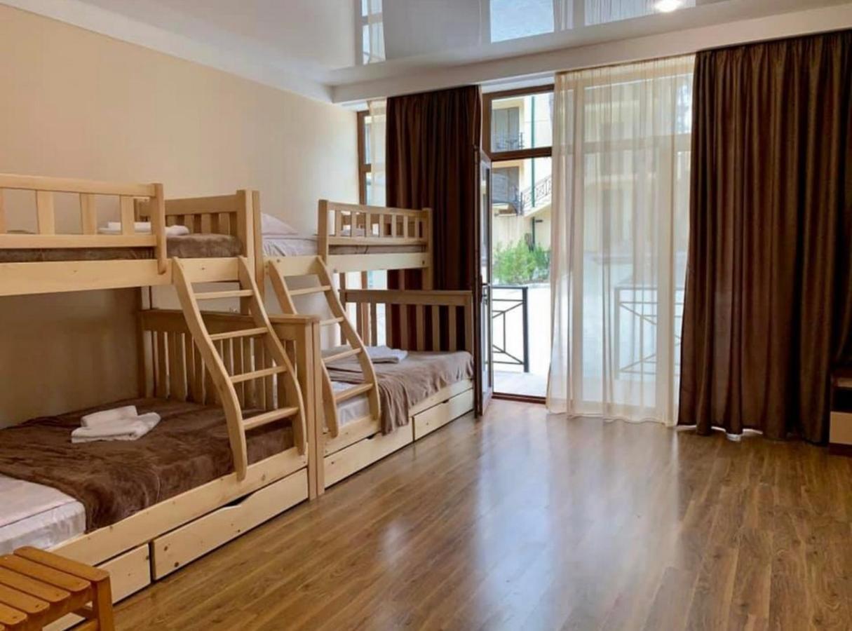 Hotel Surami Extérieur photo