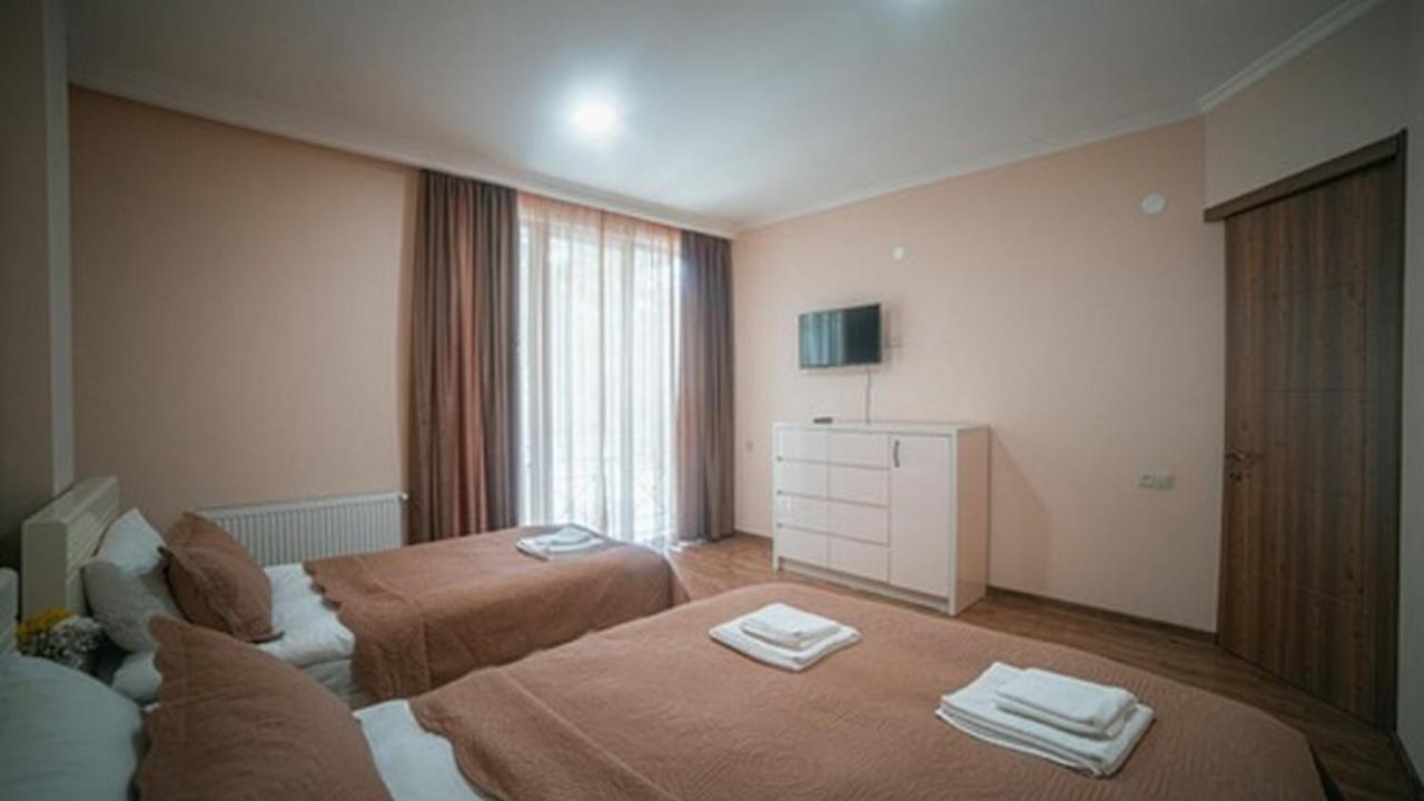 Hotel Surami Extérieur photo