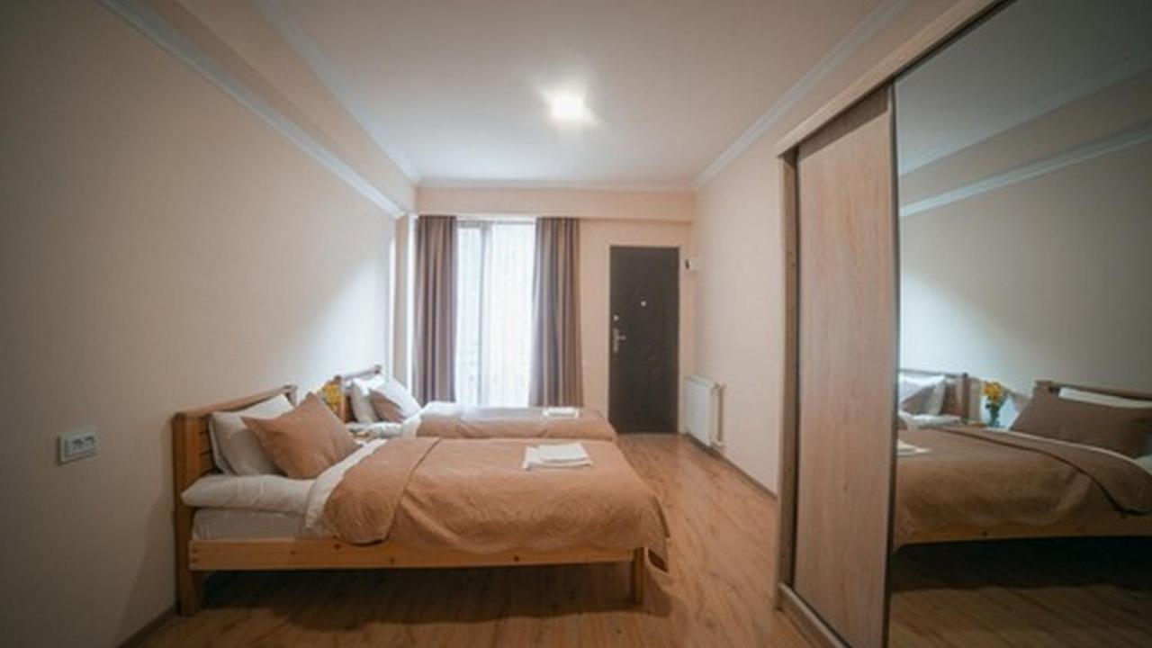Hotel Surami Extérieur photo