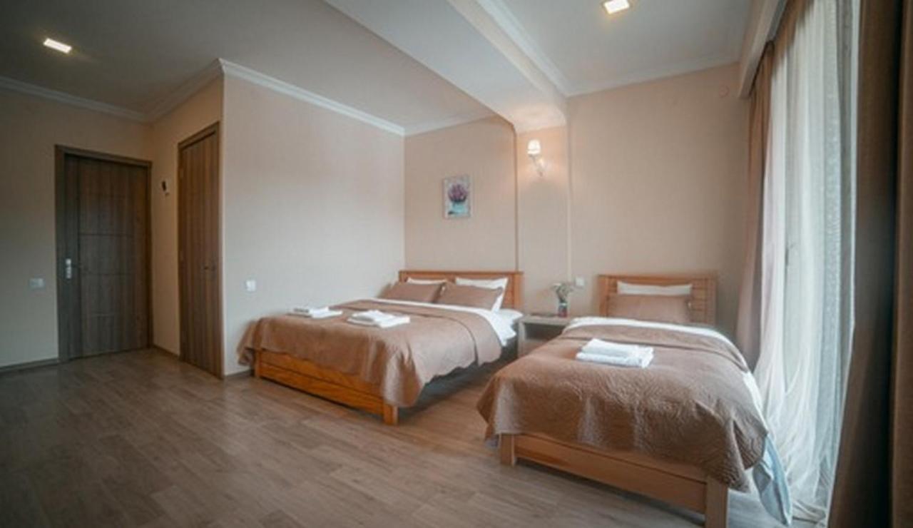 Hotel Surami Extérieur photo