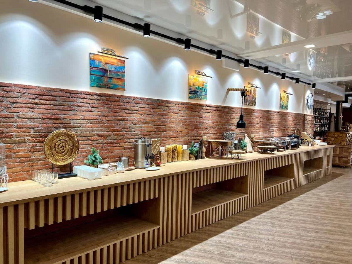 Hotel Surami Extérieur photo