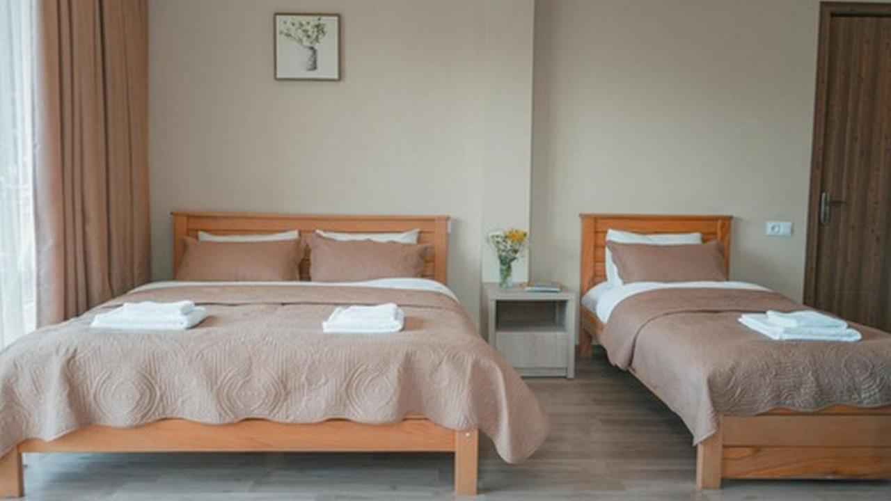 Hotel Surami Extérieur photo