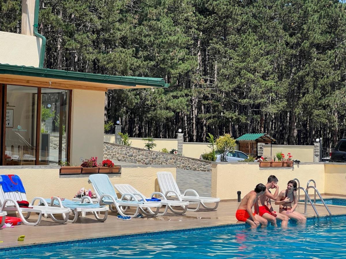 Hotel Surami Extérieur photo