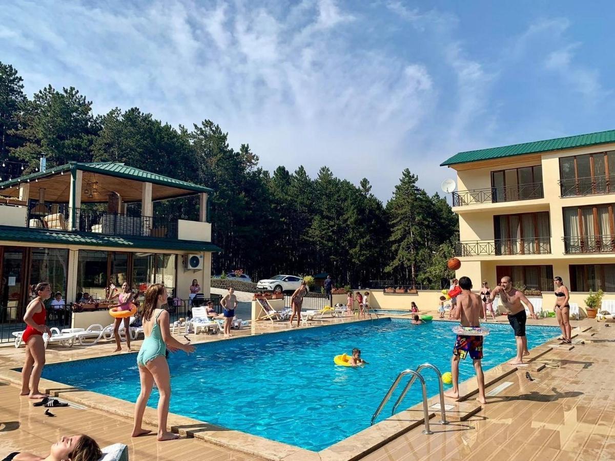 Hotel Surami Extérieur photo