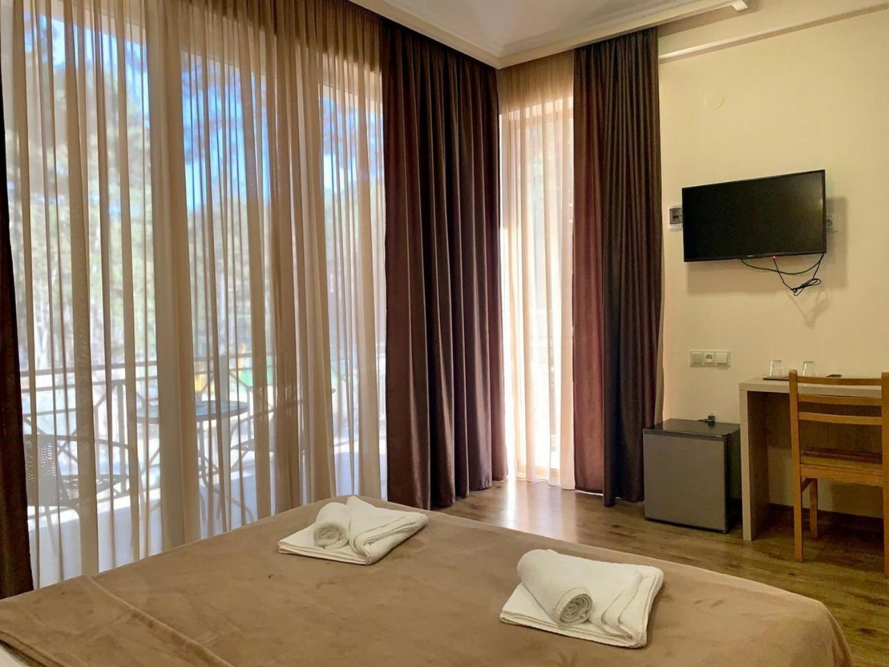 Hotel Surami Extérieur photo