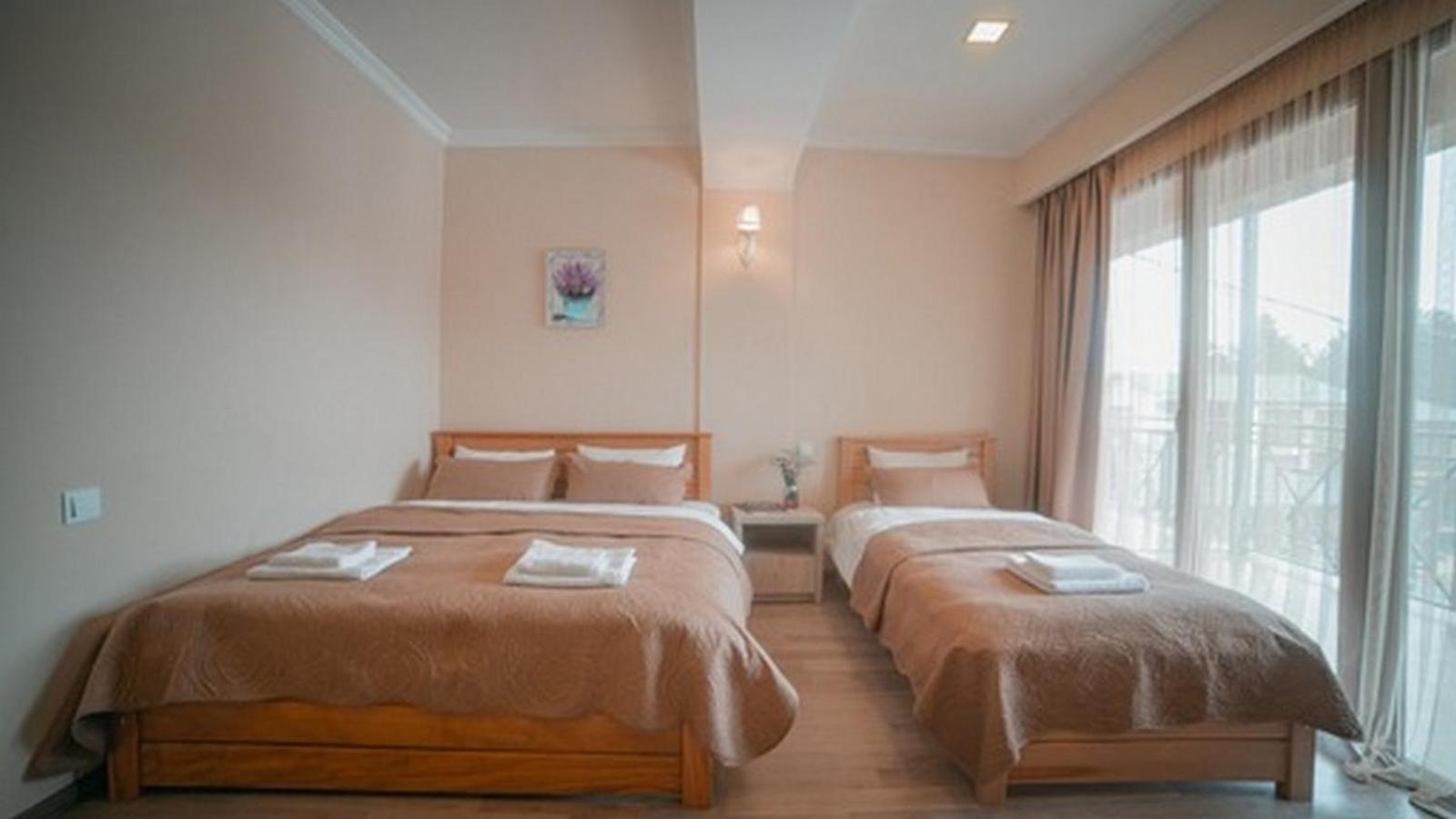 Hotel Surami Extérieur photo