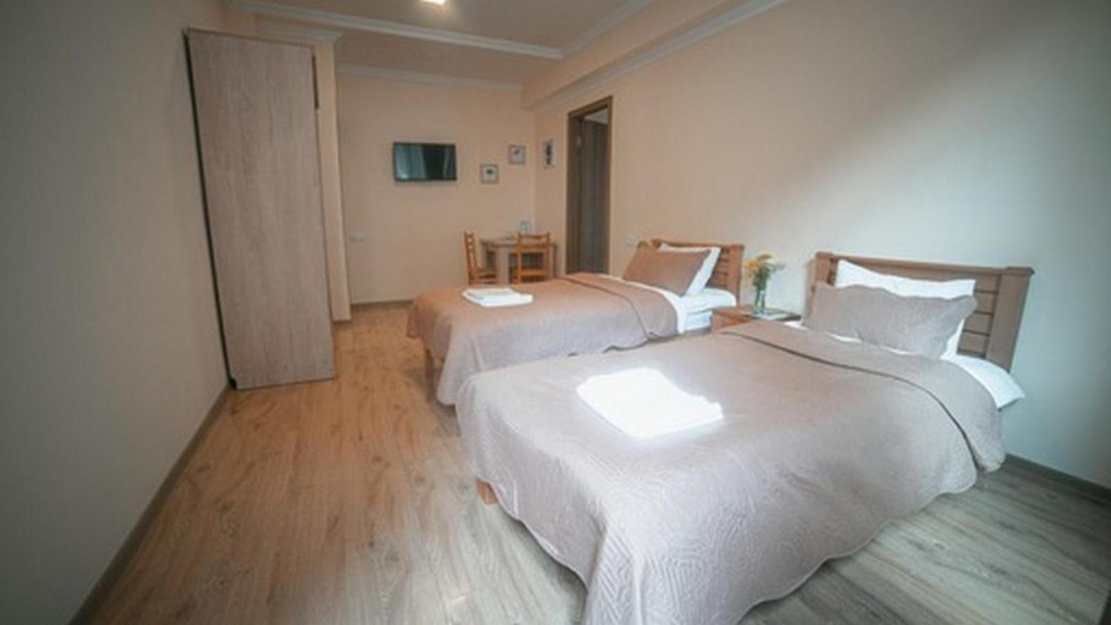 Hotel Surami Extérieur photo